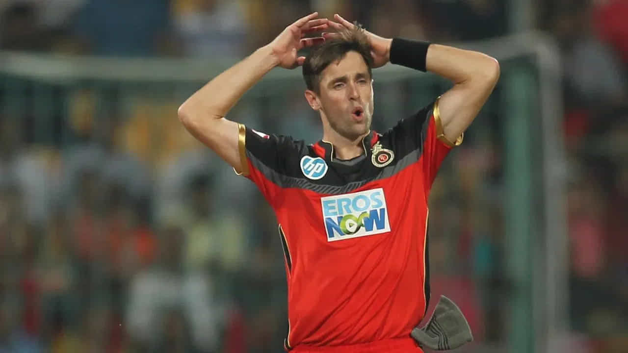 క్రిస్ వోక్స్: 2018లో RCB క్రిస్ వోక్స్ను రూ.7.4 కోట్లకు కొనుగోలు చేసింది. దీని ప్రకారం, RCB తరపున 5 మ్యాచ్లు ఆడిన ఇంగ్లీష్ పేసర్ ఓవర్కు 10.36 సగటుతో పరుగులు ఇచ్చి 8 వికెట్లు మాత్రమే తీసుకున్నాడు.