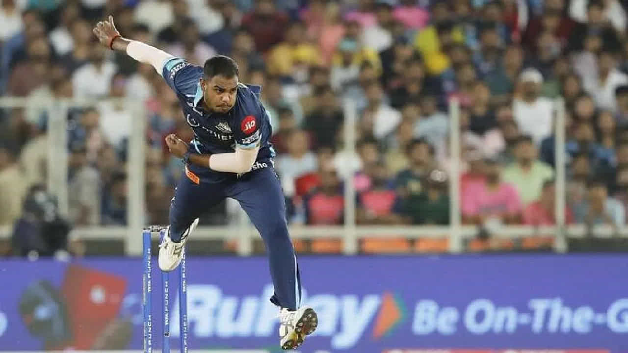 ఎందుకంటే, గత సీజన్లో గుజరాత్ టైటాన్స్ తరపున 14 మ్యాచ్లు ఆడిన యశ్ దయాల్ 13 వికెట్లు మాత్రమే తీశాడు. అందుకే ఈసారి అతడిని వదులుకుంది.