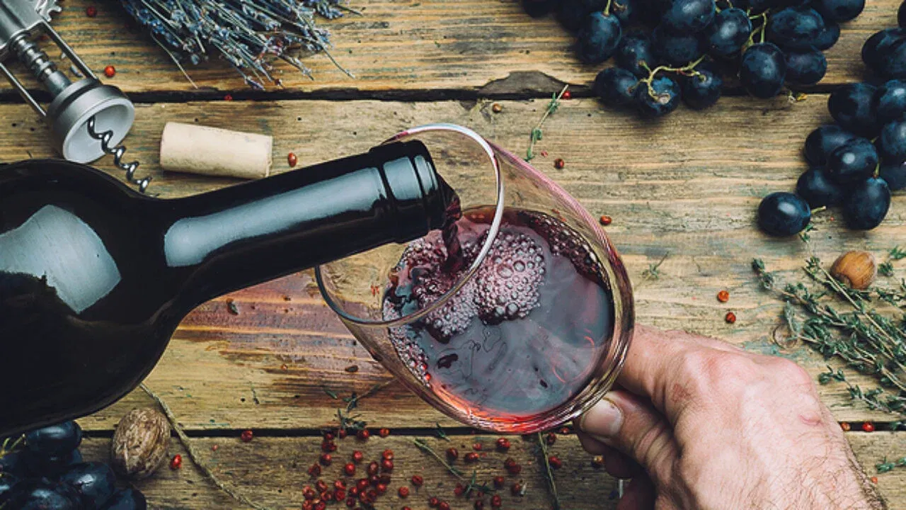Red Wine Effects రెడ్ వైన్ తాగడం మంచిదేనా? నిపుణులు ఏం చెబుతున్నారంటే