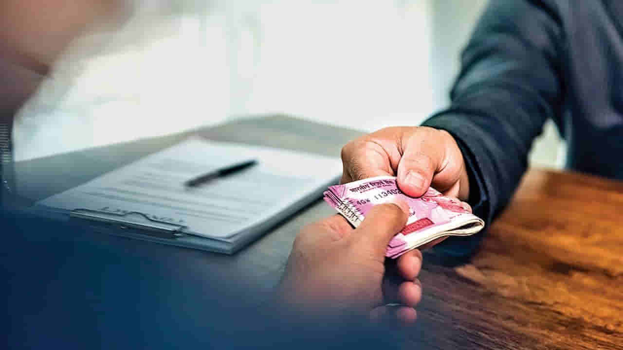 Telangana: అవినీతి అధికారికి వెరైటీ సత్కారం.. లంచం అడిగినందుకు ఏం చేశారో తెలిస్తే..