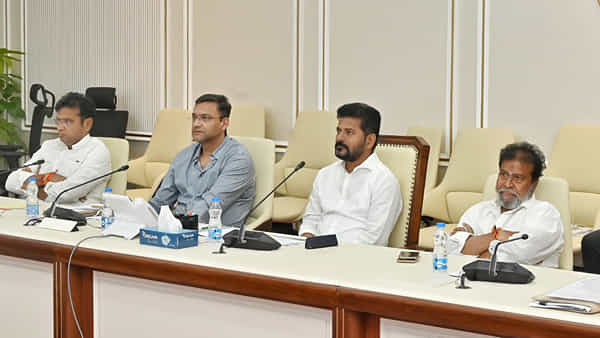Revanth Reddy: గ్రేటర్ హైదరాబాద్పై సీఎం రేవంత్ రెడ్డి సమీక్ష.. హాజరైన ఎంఐఎం ఎమ్మెల్యేలు..