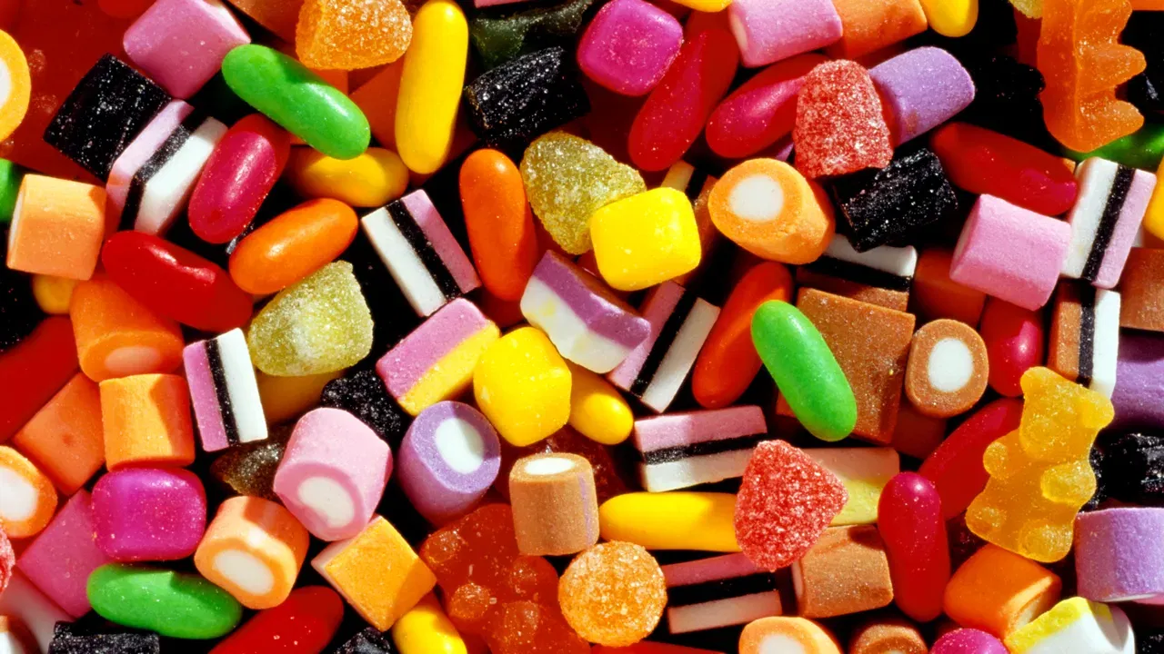 అలాగే చక్కెర ఎక్కువగా ఉండే ప్రాసెస్ చేసిన ఆహారాలకు కూడా దూరంగా ఉండాలి. వీటి కారణంగా.. బ్లడ్ లో షుగర్ లెవల్స్ పెరిగి పోవడం లేదా తగ్గి పోవడం జరగవచ్చు. దీని వల్ల చక్కెర ఉన్న పదార్థాలు తినాలి అనిపిస్తుంది. దీంతో డయాబెటీస్ వచ్చే అవకాశాలు ఉన్నాయి.
