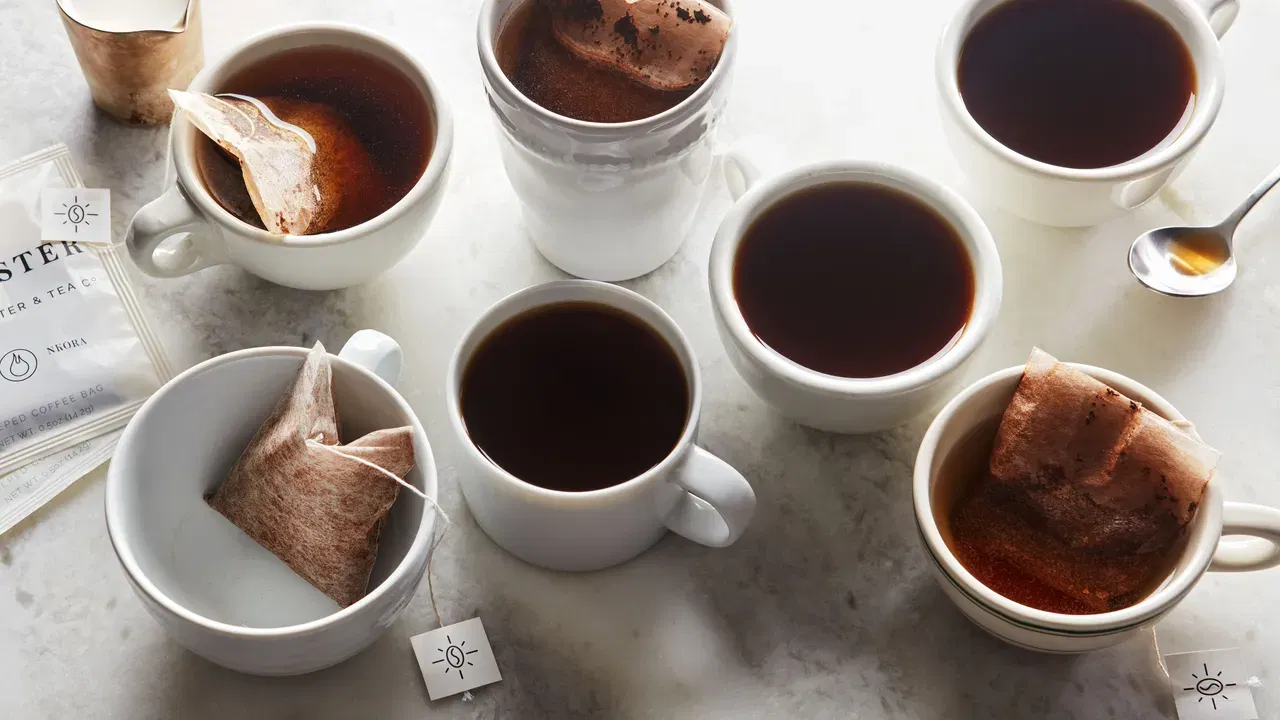 పీరియడ్స్ లో రకరకాల మూడ్ స్వింగ్స్ ఉంటాయి. వీటిని దూరం చేసుకోవడానికి చాలా మంది మహిళలు కాఫీ, టీలు ఎక్కువగా తీసుకుంటూ ఉంటారు. ఇలా తీసుకోవడం కారణంగా మానసిక ఆందోళన పెరుగుతుంది. అంతే కాకుండా పొట్ట నొప్పి కూడా వస్తుంది. 
