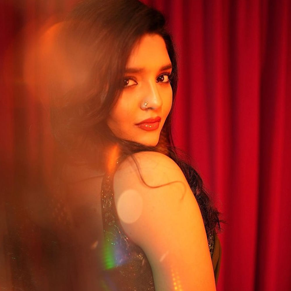 ఇక ఈ ముద్దుగుమ్మ సోషల్ మీడియాలో చాలా యాక్టివ్ గా ఉంటుంది. నిత్యం వెరైటీ ఫోటోలు షేర్ చేస్తూ మెప్పిస్తుంది. తాజాగా కొన్ని ఫోటోలను షేర్ చేసింది. 