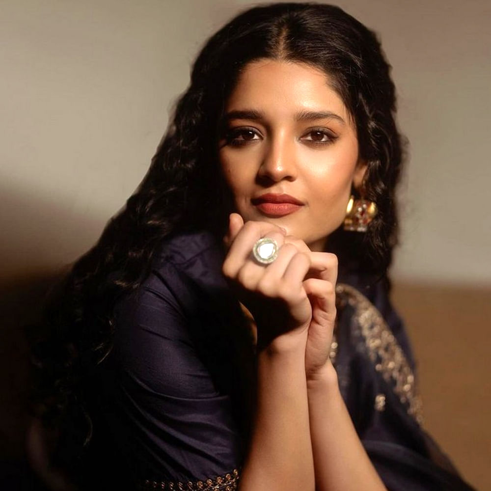 హీరోయిన్ గానే కాకుండా స్పెషల్ సాంగ్ లోనూ నటిస్తుంది. ఇటీవలే దుల్కర్ సల్మాన్ హీరోగా నటించిన సినిమాలో స్పెషల్ సాంగ్ లో నటించింది. 