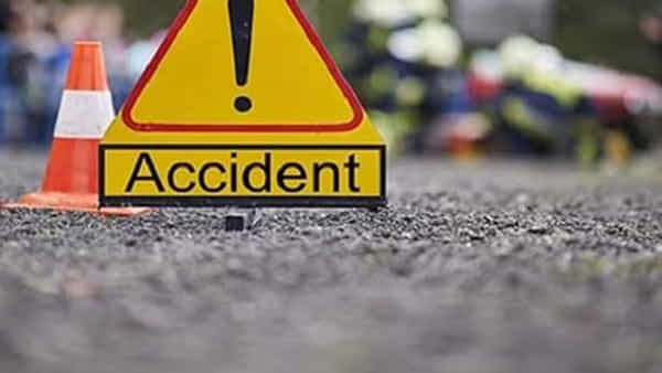 Road Accident: ఏపీలో ఘోర రోడ్డు ప్రమాదం.. ట్రాక్టర్ను ఢీకొన్న బస్సు.. నలుగురు మృతి