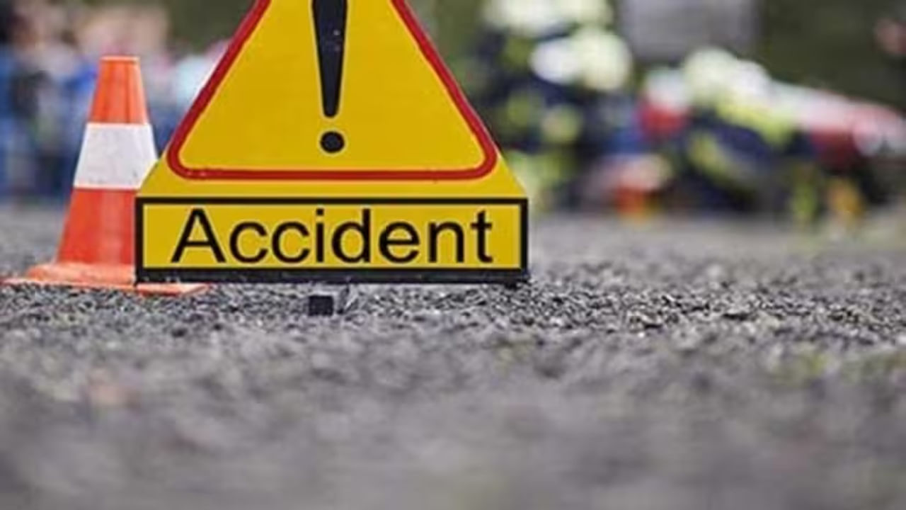 Road Accident: ఏపీలో ఘోర రోడ్డు ప్రమాదం.. ట్రాక్టర్‌ను ఢీకొన్న బస్సు.. నలుగురు మృతి