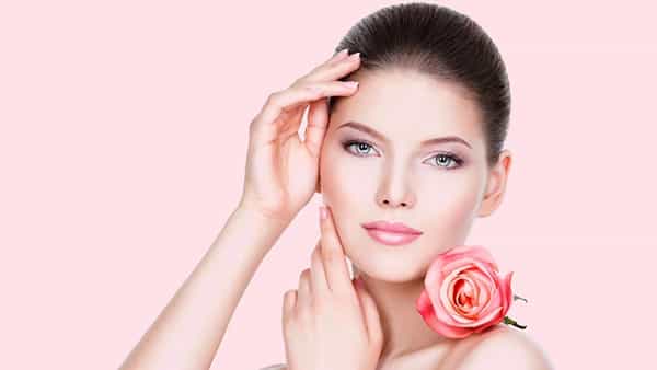 Rose Water Benefits: రోజూ రోజ్ వాటర్ ను ఇలా వాడితే.. మీ ముఖం క్లీన్.. మీ లుక్ ఎవర్గ్రీన్!