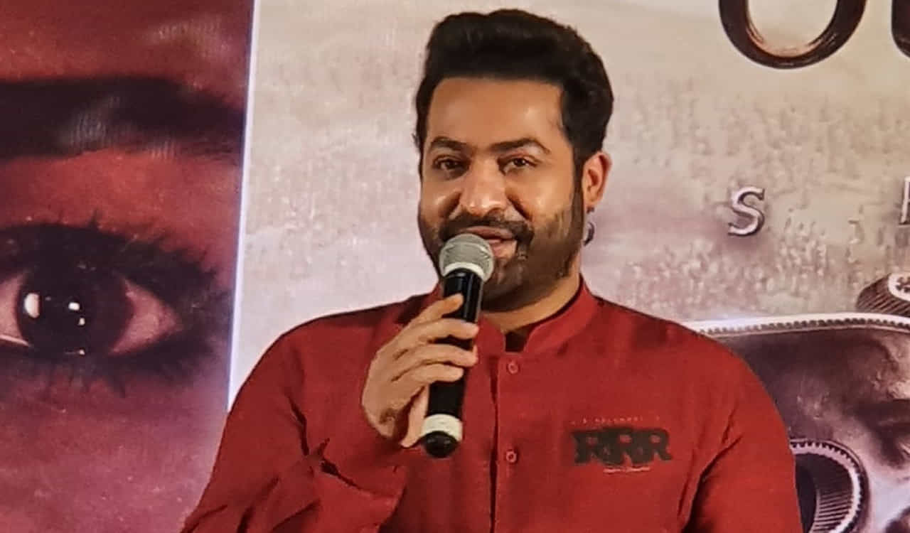 ట్రిపులార్ ప్రమోషన్స్లో అందరికన్నా ఎక్కువ హైలెట్ అయ్యింది తారకే. వెళ్లిన ప్రతీ స్టేట్లోనూ అక్కడి లోకల్ లాంగ్వేజ్లో మాట్లాడుతూ ఆడియన్స్కు దగ్గరయ్యారు జూనియర్. ఆ ఇమేజ్ను దేవర విషయంలో కూడా క్యాష్ చేసుకోవాలనుకుంటోంది యూనిట్.