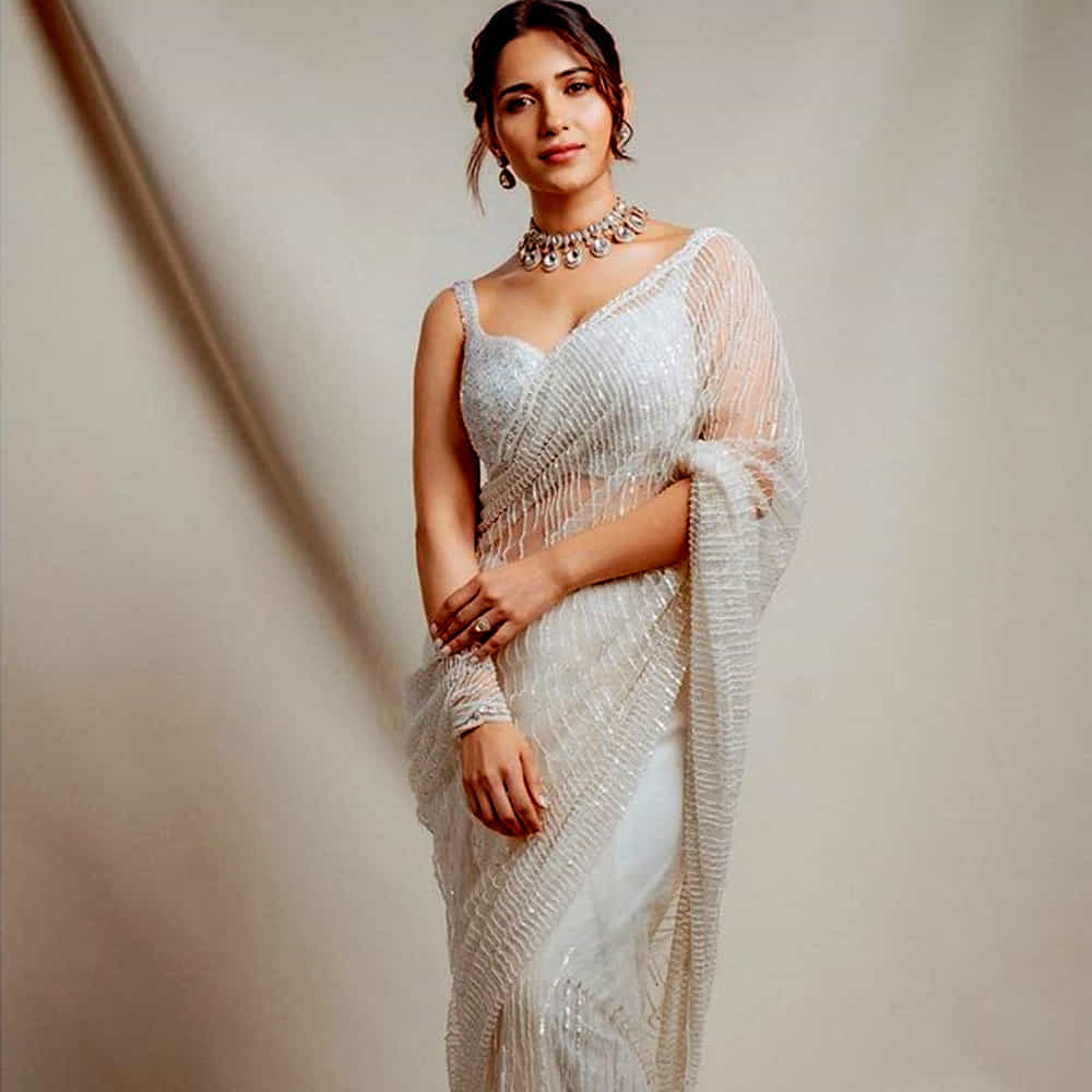 నటుడు రాహుల్ రవీంద్రన్ తెరకెక్కించిన చిలసౌ సినిమాతో టాలీవుడ్ లో హీరోయిన్ గా పరిచయం అయ్యింది రుహాని శర్మ. తొలి సినిమాతోనే చక్కటి నటనతో ప్రేక్షకులను విపరీతంగా మెప్పించింది.