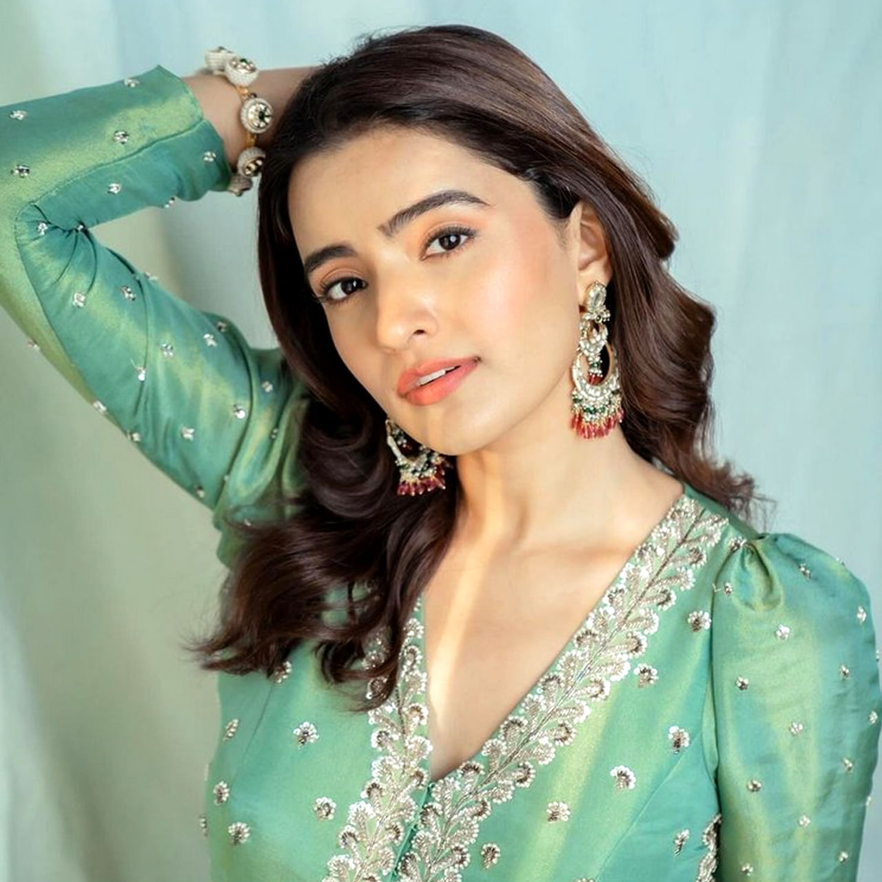 నేచురల్ స్టార్ నాని హీరోగా నటించిన కృష్ణార్జున యుద్ధం సినిమాతో మంచి క్రేజ్ తెచ్చుకుంది అందాల భామ రుక్సార్ ధిల్లన్.