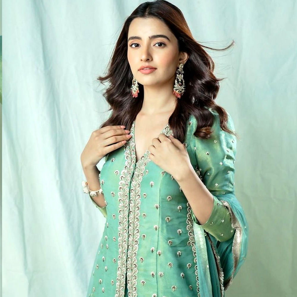 అంతకు ముందు ఆకతాయి అనే సినిమాలో నటించింది. ఆ తర్వాత శిరీష్ హీరోగా నటించిన ఏబీసీడీ సినిమాలో నటించి మెప్పించింది రుక్సార్ ధిల్లన్.