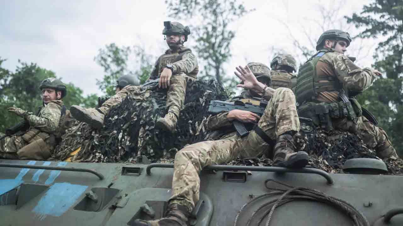 Russia Ukraine War: ఉక్రెయిన్ సైనికుల నుదిటిపై స్వస్తిక్ గుర్తులు ఎందుకు వేస్తున్నారు?