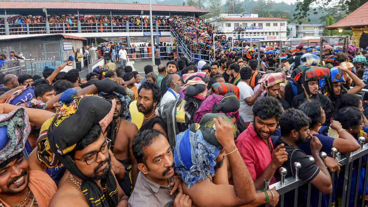 Sabarimala Temple: శబరిమలలో తగ్గని భక్తుల రద్దీ.. రోజుకు లక్షకు పైగానే.. స్వామి దర్శనానికి ఎన్ని గంటలు పడుతుందంటే?