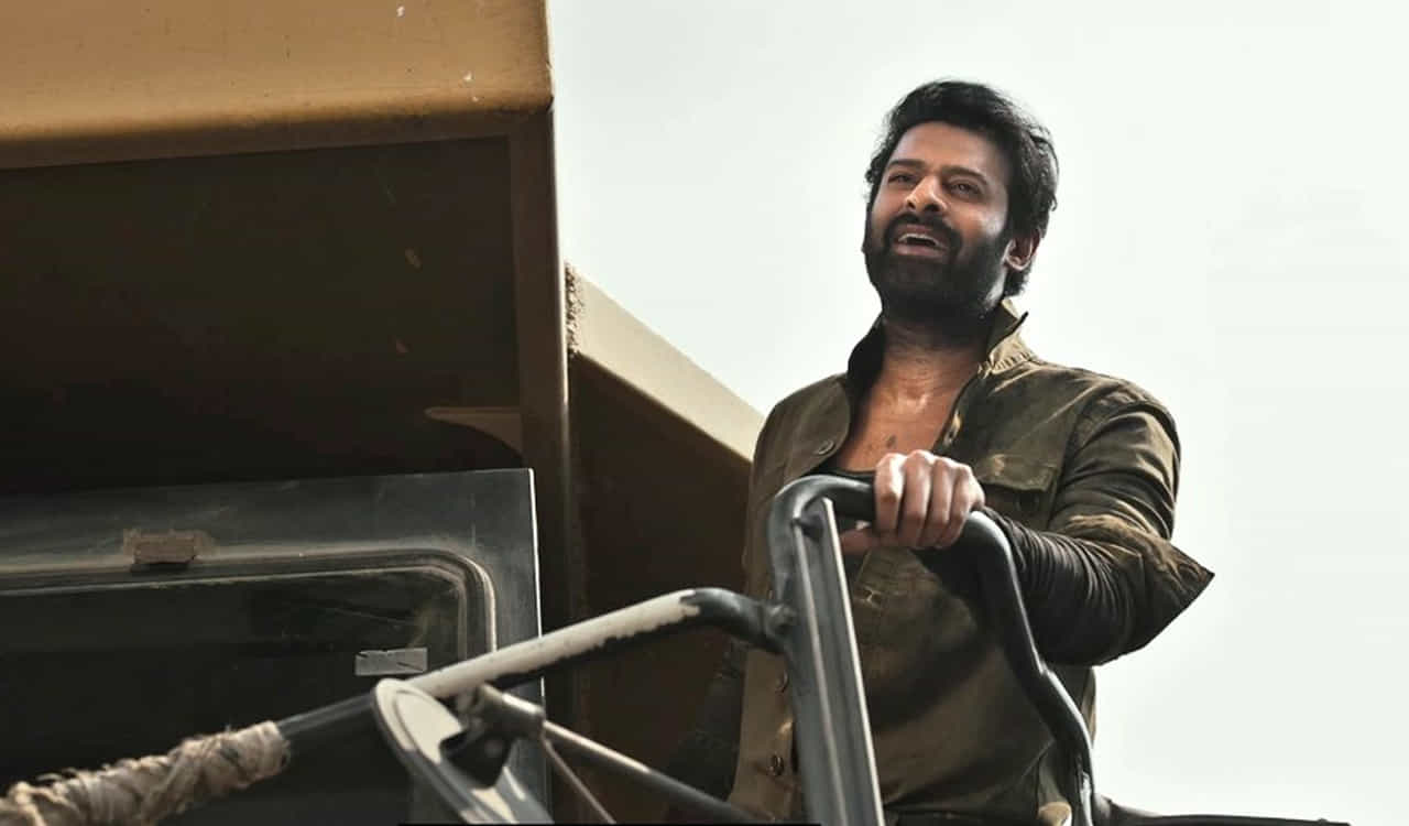 సలార్ మేనియా ఏ రేంజ్లో ఉందంటే అభిమానుల ఎక్స్పెక్టేషన్స్ చూసి మేకర్సే భయపడుతున్నారు. ఈ స్థాయిలో అంచనాలు ఉంటే కంటెంట్ అంతకుమించి ఉంటేగానీ ఆడియన్స్ సాటిస్ఫై అవ్వరు. అందుకే ఆ ఎక్స్పెక్టేషన్స్ కాస్త కంట్రోల్ చేసే ప్రయత్నం చేస్తోంది యూనిట్. రీసెంట్ ఇంటర్వ్యూలో సినిమాకు సంబంధించి ఇంట్రస్టింగ్ పాయింట్స్ రివీల్ చేశారు మేకర్స్.