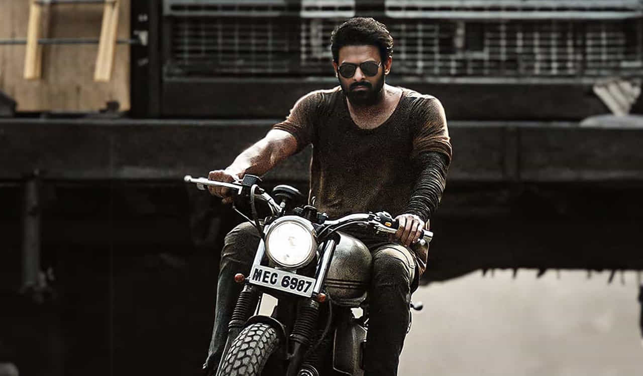 ప్రభాస్ హీరోగా నటించిన సలార్ సినిమా డిసెంబర్ 22న విడుదల అయింది. భారీ అంచల మధ్య విడుదలైన మొదటి భాగం సీజ్ ఫైర్ బ్లాక్ బస్టర్ అయింది. ఇదిలా ఉంటే ఉత్తరాదిన PVR, INOX, మిరాజ్ థియేటర్స్ సలార్కి ఇవ్వకుండా డంకీకి ఇచ్చారు. దాంతో అక్కడ తమ సినిమాకు థియేటర్స్ ఇచ్చేవరకు దక్షిణాదిన సలార్ మీకు ఇవ్వమంటూ సదరు థియేటర్స్కు షాక్ ఇచ్చారు దర్శక నిర్మాతలు.