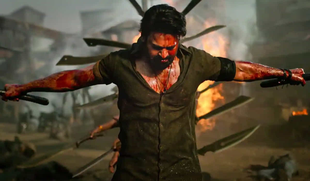సలార్ సినిమాను కూడా అలాంటి ఇంట్రస్టింగ్ ట్విస్ట్తోనే ముగించారు దర్శకుడు ప్రశాంత్ నీల్. ఆల్రెడీ కేజీఎఫ్తో సక్సెస్ అయిన ఫార్ములాను మరోసారి ఇంప్లిమెంట్ చేస్తున్నారు. దీంతో పార్ట్ 2 కోసం ఆల్రెడీ వెయిటింగ్ అంటున్నారు ఫ్యాన్స్.