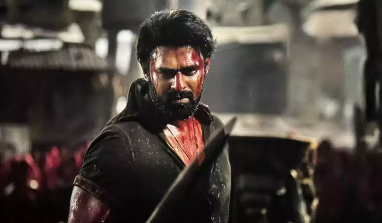 రిలీజ్కు కొన్ని గంటల ముందు సలార్ కథ విషయంలో క్లారిటీ ఇచ్చారు దర్శకుడు ప్రశాంత్ నీల్. చాలా రోజులుగా ప్రచారం జరుగుతున్నట్టుగా ఈ సినిమా ఉగ్రం కథతోనే రూపొందింది అన్నారు. అయితే ఇది రీమేక్ కాదని, రీ టెల్లింగ్ అని చెప్పారు. 2014లో రిలీజ్ అయిన ఉగ్రం అప్పట్లో అనుకున్న స్థాయిలో వసూళ్లు సాధించలేదు.