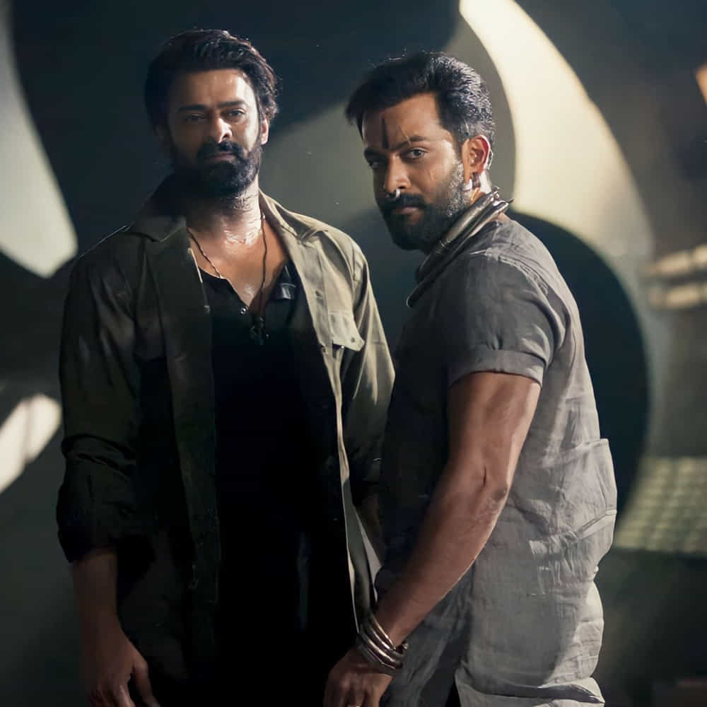 అనుమానాలుంటే పక్కనబెట్టండి.. ఆలస్యమైందని అలగకండి.. ఫస్ట్ ట్రైలర్కు వచ్చిన రెస్పాన్స్ మరిచిపోండి.. అన్నీ మారాయి.. ఇన్నాళ్లూ ఒక లెక్క ఇప్పట్నుంచి ఒక లెక్క.. కొడితే బాక్సాఫీస్ బద్దలైపోవాల్సిందే..! సలార్ రిలీజ్ ట్రైలర్ చూసాక ప్రభాస్ ఫ్యాన్స్ ఇదే అంటున్నారిప్పుడు. అంతగా ఈ ట్రైలర్లో ఏం చూపించారు..? ఫస్ట్ ట్రైలర్లో మిస్సైన అంశాలు ఏం కవర్ చేసారు..?