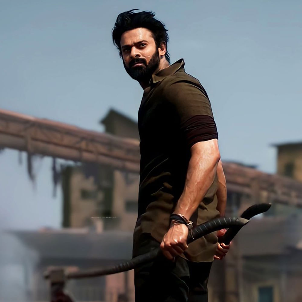 డిసెంబర్ 22న విడుదలకు సిద్ధమవుతోంది సలార్. ప్రభాస్ కెరీర్లో డైనోసార్ తరహా సినిమా అని పార్ట్ 1 సీజ్ఫైర్మీద అంచనాలు పెంచేశారు ప్రశాంత్ నీల్. ఆల్రెడీ విడుదలైన ట్రైలర్ మొత్తం కేజీయఫ్థీమ్లోనే కనిపించింది. ఇద్దరు మిత్రుల కథ అని అనౌన్స్ చేసినప్పటికీ, ప్రశాంత్ నీల్ జోనర్ ట్రైలర్లో స్పష్టంగా కనిపించింది.