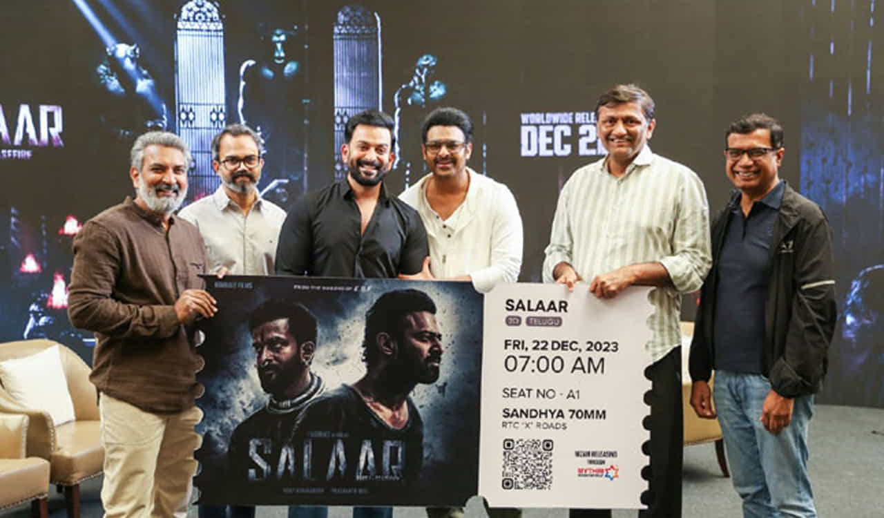 సలార్, కేజీఎఫ్ సినిమాల మధ్య సంబంధం ఉండదన్న నీల్, అసలు యూనివర్స్లు బిల్డ్ చేయటం తనకు చేతకాదని సలార్ కంప్లీట్గా డిఫరెంట్ స్టోరి అని క్లారిటీ ఇచ్చారు. ఇంతగా సినిమా మీద అంచనాలను తగ్గించే ప్రయత్నం చేస్తున్నా.. అభిమానులు మాత్రం అంచనాలు అంతకంతకు పెరిగిపోతున్నాయి.