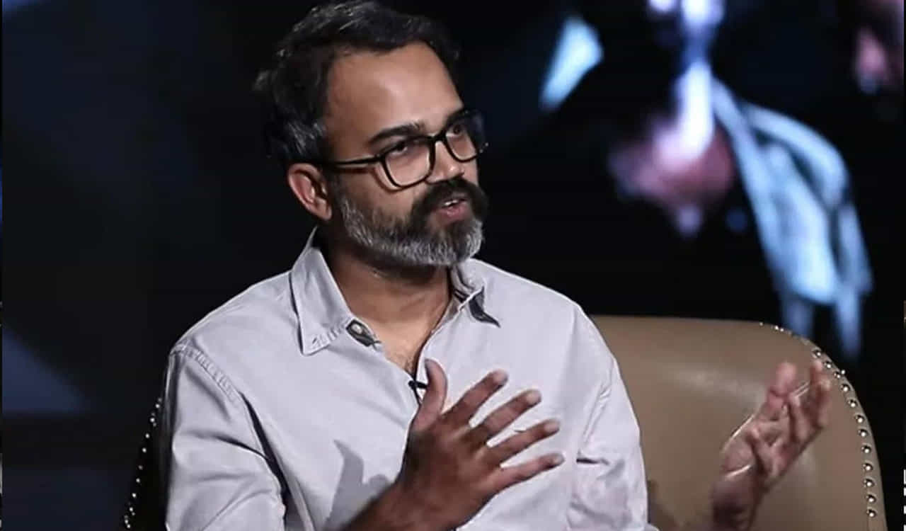 సలార్ పార్ట్ 1లో యాక్షన్ కన్నా డ్రామానే ఎక్కువగా ఉండబోతోందట. ఇద్దరు స్నేహితుల మధ్య జరిగే కథను మోర్ డ్రామాతో రూపొందించానని క్లారిటీ ఇచ్చారు. అయితే ట్రైలర్లో ఆ యాంగిల్ ప్రెజెంట్ చేయటం తనకు రాలేదని ఒప్పేసుకున్నారు.