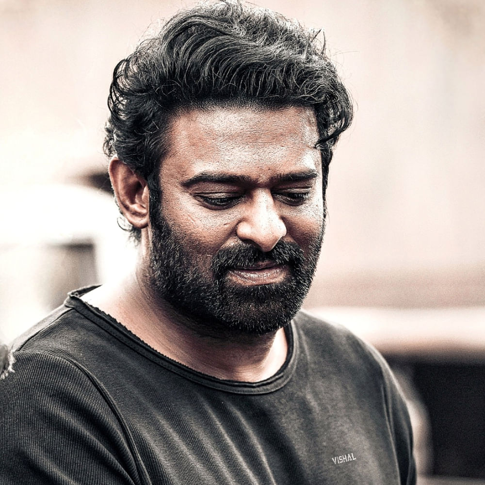 అంతలా డార్లింగ్ ఫ్యాన్స్ ని ఆపిన మాట ఏంటి? 'సలార్ 2 ఎప్పుడు మొదలుపెడతాం అనే విషయాన్ని నేనిప్పుడే చెప్పలేను. ఇట్స్ ఎ లాజిస్టికల్ థింగ్. అందుకే ఎగ్జాక్ట్ గా టైమ్ లైన్ని కమిట్ కాలేకపోతున్నా' అని ప్రశాంత్ నీల్ అనడమే. అతి త్వరలోనే మొదలుపెడతామనే మాట కెప్టెన్ నోటి వెంట వచ్చినా.. అసలు సలార్ సీక్వెల్ ఉంటుందా?