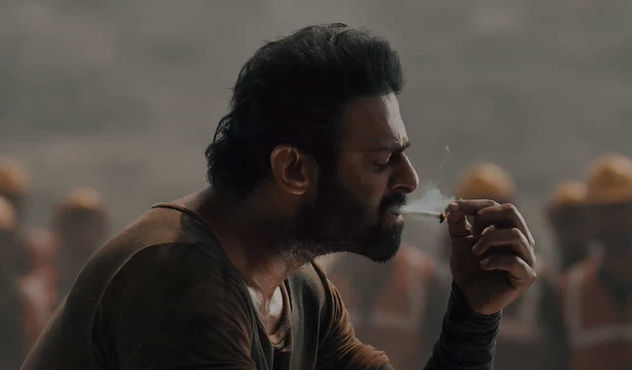 డార్లింగ్ ఫ్యాన్స్కు తెలంగాణ ప్రభుత్వం గుడ్ న్యూస్ చెప్పింది. సలార్ సినిమా రిలీజ్ రోజు ఉదయం 4 గంటలకు బెనిఫిట్ షోస్ వేసేందుకు అనుమతించింది. చిత్ర యూనిట్ అభ్యర్దన మేరకు సింగిల్ స్క్రీన్స్లో 65 రూపాయలు, మల్టీప్లెక్స్లలో 100 రూపాయల వరకు టికెట్ రేట్ పెంచుకునేందుకు కూడా అనుమతించింది ప్రభుత్వం.