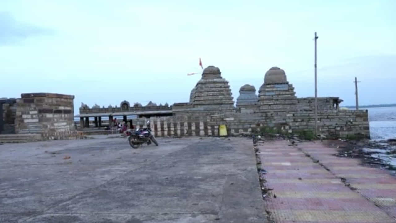 పాండవుల వనవాసం సమయంలో ధర్మరాజు ఇక్కడ శివలింగాన్ని ప్రతిష్టించాలని నిర్ణయించాడు. ఆయన ఆదేశంతో శివలింగం తీసుకురావడానికి కాశీకి వెళ్లిన భీముడు .. ప్రతిష్ట సమయానికి రాలేదు. రుషుల సూచన మేరకు వేపమొద్దుని శివలింగంగా మలిచి ప్రతిష్టించి పూజలు చేశాడు ధర్మరాజు. దీంతో, ఆగ్రహం చెందిన భీముడు తాను తెచ్చిన శివలింగాన్ని నదిలో విసిరేశాడు. భీముడిని శాంతింప జేయడానికి అతను తెచ్చిన శివలింగాన్ని నదీ తీరంలోనే ప్రతిష్టించి, భీమలింగంగా దానికి పేరు పెట్టాడు. భక్తులు భీమేశ్వరున్ని దర్శించుకున్న తర్వాతే సంగమేశ్వరున్ని దర్శించుకోవాలని సూచించినట్లు స్థల పురాణం చెప్తోంది.
