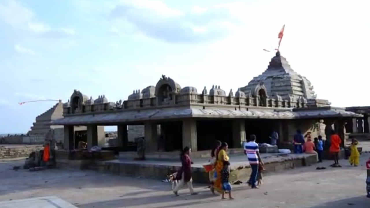 ఆలయం ప్రాంగణంలోని అనేక ఉపాలయాల్లో దేవతా మూర్తులు పూజలందుకునే వారు. ఆ ఆలయాలన్నీ శిథిలమవడంతో కర్నూలు జిల్లాలోని అనేక ఆలయాలకు వాటిని తరలించారు. వాటితో పాటు పల్లవ సాంప్రదాయంలో నిర్మితమైన రథం కూడా ఉండేది. దాన్ని పురాతత్వ శాఖ వారు జగన్నాథ గుట్టకు తరలించారు. ఈ ఆలయం మొదట నది ఒడ్డున ఉండేది. శ్రీశైలం డ్యామ్ నిర్మాణం తరువాత సంగమేశ్వరాలయం 23 ఏళ్లపాటు నీటిలోనే మునిగిపోయింది. అసలు ఇక్కడ ఆలయం ఉందనే విషయాన్ని కూడా జనం మర్చిపోయారు. 2003 తరువాత శ్రీశైలం డ్యామ్ నీటిమట్టం పడిపోయిన కాలంలో మాత్రమే ఆలయం నీటి నుంచి బయటపడుతుంది . అప్పటి నుంచి తిరిగి ఆలయంలో పూజలు ప్రారంభమవుతాయి.
