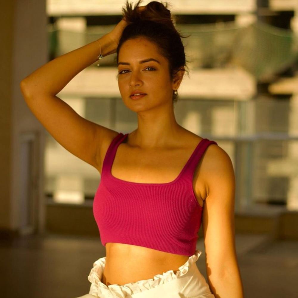 ఇక సోషల్ మీడియాలో రెగ్యులర్ గా ఫోటోలు షేర్ చేస్తూ అభిమానులను అలరిస్తుంది ఈ చిన్నది. ఈ క్రమంలోనే శాన్వి కొన్ని ఫోటోలు వైరల్ అవుతున్నాయి.