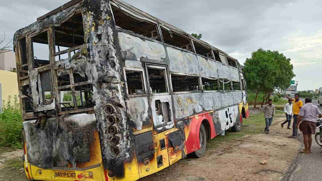 Fire Accident: బైపాస్ రోడ్డుపై దగ్ధమైన బస్సు.. పట్టించుకోని ట్రావెల్స్ యాజమాన్యం.. ఒకరు సజీవ దహనం..