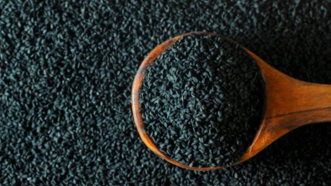 శీతాకాలంలో అనేక చర్మ వ్యాధులు దాడి చేస్తాయి. ముఖ్యంగా చర్మం పొడిబారి, బిగుతుగా మారుతుంది. ఫలితంగా సహజ తేమ పోతుంది. దానికి తోడు కాలుష్య ప్రభావం కూడా చర్మంపై తీవ్ర ప్రభావాన్ని చూపుతాయి. చలికాలంలో కాలుష్యం చర్మానికి అనేక రకాల హాని కలిగిస్తుంది. పైగా ఈ కాలంలో ముఖానికి ప్యాక్ని కూడా ఎక్కువ సేపు ఉంచుకోలేరు. అయితే ఈ ప్యాక్ వేసుకుంటే అందంతో పాటు సమయం కూడా ఆదా అవుతుంది.