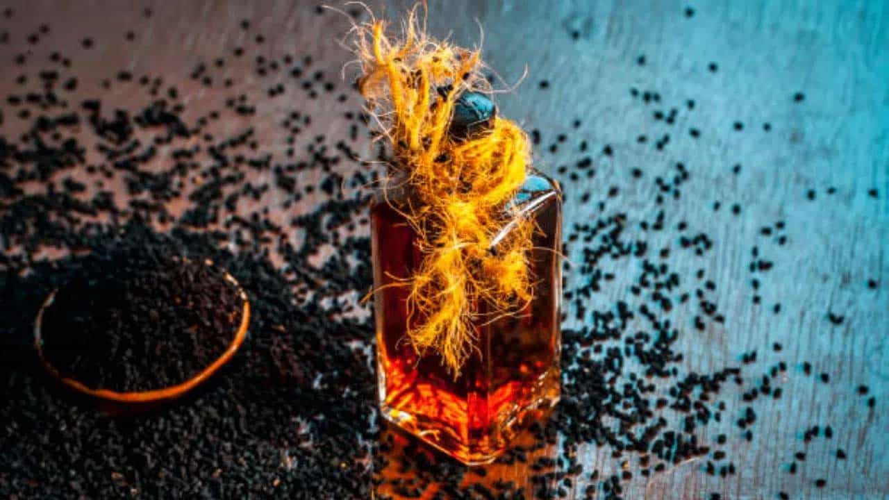 7 నిమిషాల్లో మీ ముఖం మెరిసిపోవడమేకాకుండా చర్మంపై మచ్చలు కూడా తొలగిపోతాయి. నల్ల జీలకర్ర చర్మ సౌందర్యాన్ని కాపాడటంలో ప్రభావవంతంగా పనిచేస్తుంది. నల్ల జీలకర్రలో అనేక యాంటీ ఆక్సిడెంట్లు ఉంటాయి.