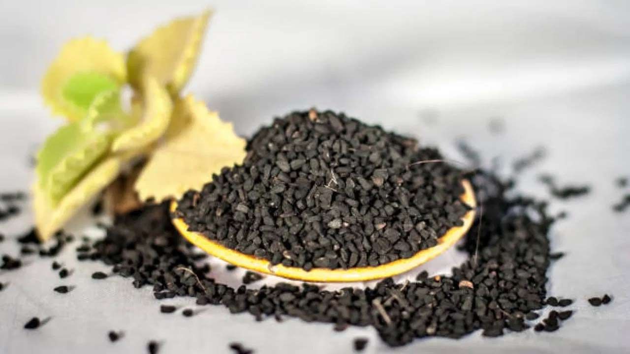 రెండు చెంచాల నల్ల జీలకర్రలో, రెండు చెంచాల బియ్యం పిండి కలుపుకోవాలి. ఈ ప్యాక్ మొటిమలను నయం చేయడానికి కూడా బాగా పనిచేస్తుంది. ఈ పొడిలో అర చెంచా గ్లిజరిన్, సరిపడా నీళ్లుపోసి కలుపుకోవాలి. ఆ తర్వాత దీనిని 10 నిమిషాలపాటు మూతపెట్టి పక్కన ఉంచుకోవాలి.