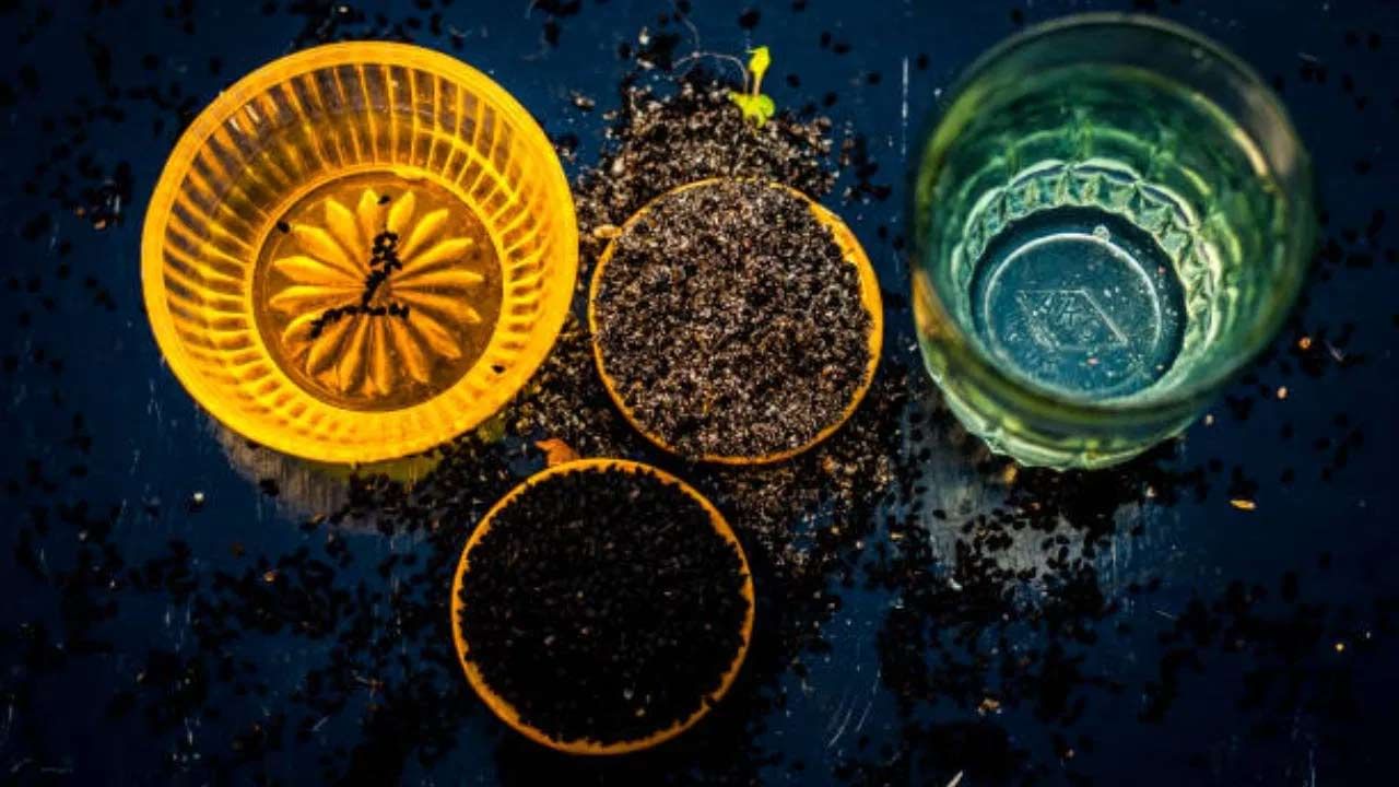 ఆ తర్వాత అందులో 1 స్పూన్ పెరుగు, కొద్దిగా తేనె కలుపుకోవాలి. నీళ్లకు బదులు పాలు కూడా వినియోగించవచ్చు. ఈ ప్యాక్ మొటిమల మచ్చలను పోగొట్టడంలో బాగా సహాయపడుతుంది