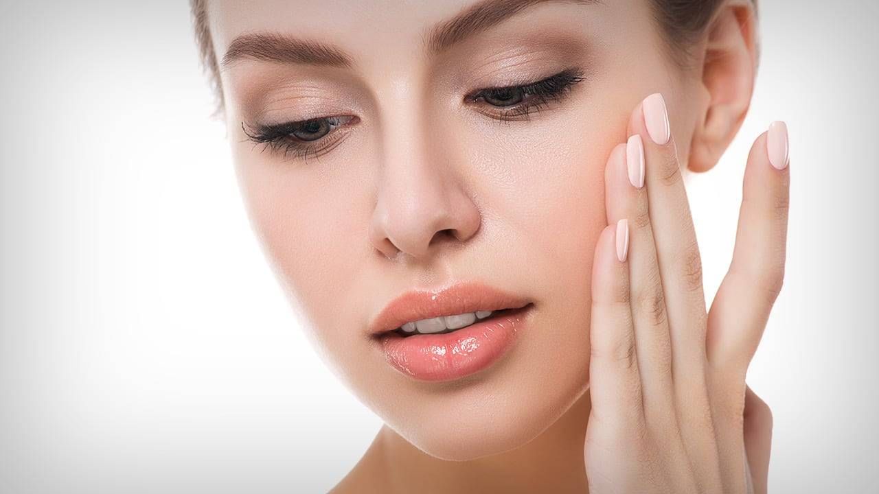 శీతా కాలంలో చాలా మంది ఎదుర్కొనే సమస్య చర్మం పొడి బారడం. దీంతో చాలా మంది బ్యూటీ కేర్ ప్రోడెక్ట్స్ ఉపయోగిస్తూ ఉంటారు. ముఖ్యంగా మాయిశ్చరైజర్స్ ఉపయోగిస్తూ ఉంటారు. ఇలా చర్మ సంరక్షణ కోసం కేర్ తీసుకోవడం తప్పు కాదు. అయితే అది సహజంగా ఉంటే.. ఆరోగ్యానికి, చర్మానికి ఇంకా మంచిది. చర్మం పొడి బారకుండా ఉండేందుకు కొన్ని రకాల ఆహార పదార్థాలను మీ డైట్ లో చేర్చుకుంటే సరి పోతుంది. దీంతో మాయిశ్చ రైజర్స్ వాడే పని తప్పుతుంది. మరి ఆ ఫుడ్స్ ఏంటి? ఎలాంటి పోషకాలు చర్మానికి అందించాలి? ఇప్పుడు తెలుసుకుందాం.