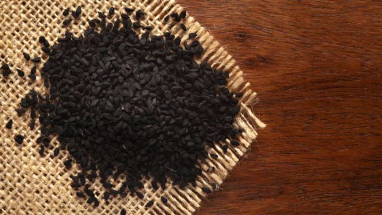 ఈ ప్యాక్ని వారానికి రెండు సార్లు ముఖానికి అప్లై చేసుకోవాలి. కనీసం 10 నిమిషాలపాటు అలాగే ఉంచుకోవాలి. తర్వాత తడి గుడ్డతో ముఖాన్ని తుడుచుకోవాలి. ఇది ముఖంపై ఉన్న అన్ని రకాల మచ్చలను తొలగిస్తుంది.