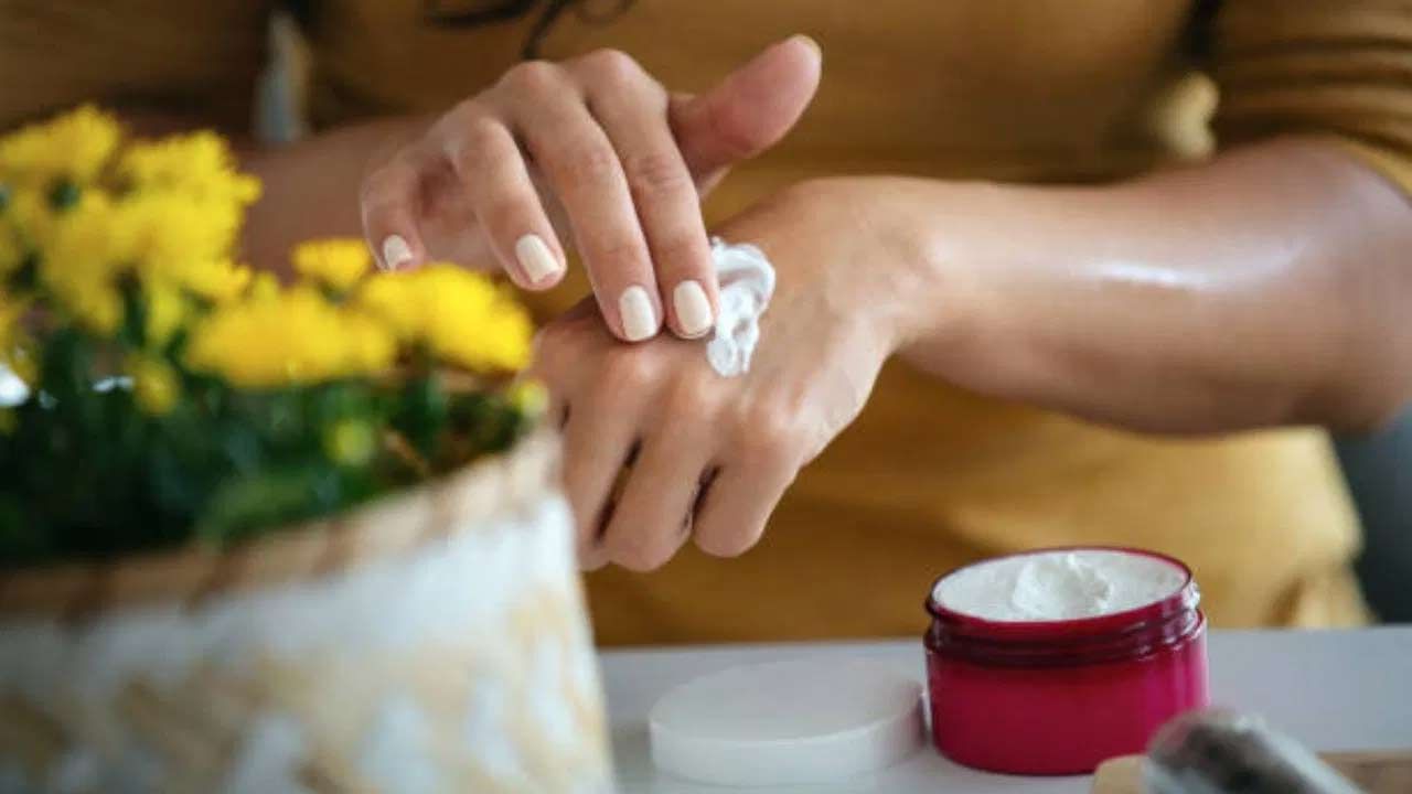 సీజన్ మారినప్పుడు, దానితోపాటు జీవనశైలి కూడా మారుతుంది. చలికాలం వచ్చిందంటే శరీరాన్ని వెచ్చగా ఉంచేందుకు ఉన్ని బట్టలు ధరించాల్సిందే. అలాగే ఆహారం మారుతుంది. ఇక చలికాలం అంటే పొడి చర్మం, పగిలిన పెదవులు, మడమలు పగుళ్లు సర్వసాధారణం. స్నానానికి ముందు నూనె రాసుకోకపోతే, స్నానం తర్వాత మాయిశ్చరైజర్ రాసుకోవాలి.