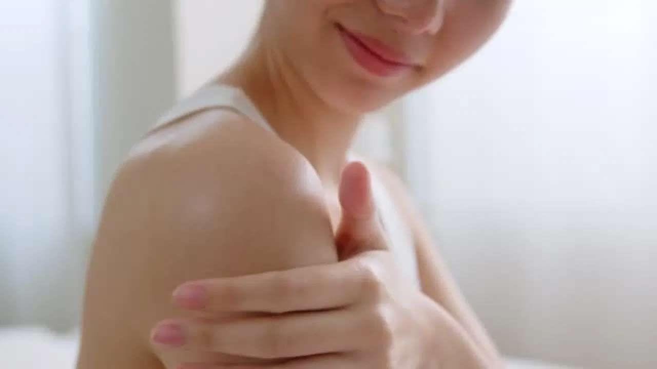 శీతాకాలపు చర్మ సంరక్షణకు ఎల్లప్పుడూ హైడ్రేటెడ్గా ఉండాలి. అలాగే చర్మానికి తేమను అందించే ఉత్పత్తులను వాడాలి. చర్మాన్ని తేమగా ఉంచే సౌందర్య ఉత్పత్తులు కొన్నింటిని నిపుణులు సూచిస్తున్నారు. అవేంటంటే.. చలికాలమైనా, వర్షాకాలమైనా, ముఖాన్ని క్రమం తప్పకుండా శుభ్రం చేసుకుంటూ ఉండాలి. అయితే చలికాలం మాత్రం హైడ్రేటింగ్ క్లెన్సర్ రాసుకోవడం ఉత్తమం. హైడ్రేటింగ్ క్లెన్సర్ చర్మాన్ని దాని సహజ నూనెలను కొల్పోకుండా చేసి, ముఖాన్ని శుభ్రపరుస్తుంది. హైలురోనిక్ యాసిడ్, గ్లిజరిన్ లేదా సిరామైడ్ కలిగి ఉన్న హైడ్రేటింగ్ క్లెన్సర్ను మాత్రమే ఎల్లప్పుడు ఎంచుకోవాలి.