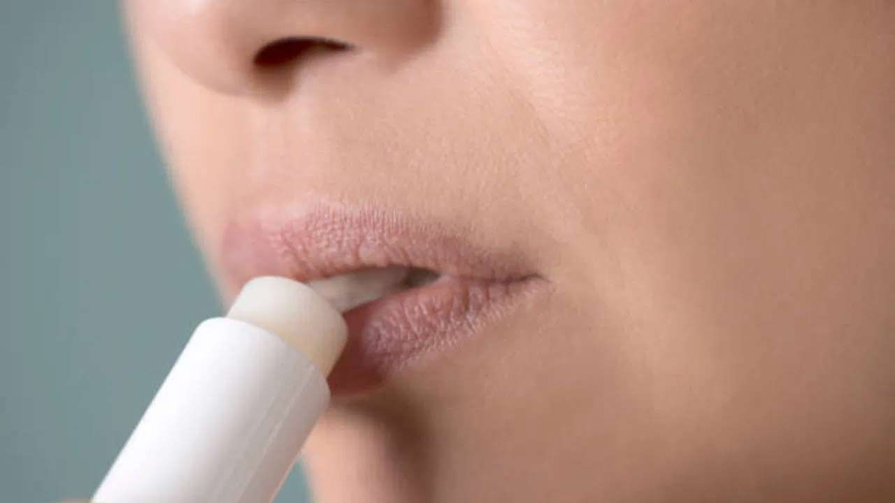 చలికాలం అయినా సరే సన్స్క్రీన్ తప్పక రాసుకోవాలి. గ్లిజరిన్, పెట్రోలియం జెల్లీ ఉన్న లిప్ బామ్ను పగిలిన పెదాలకు వినియోగించాలి. పాదాలు మృదువుగా ఉండటానికి ఫుట్ క్రీమ్ ఉపయోగించాలి.