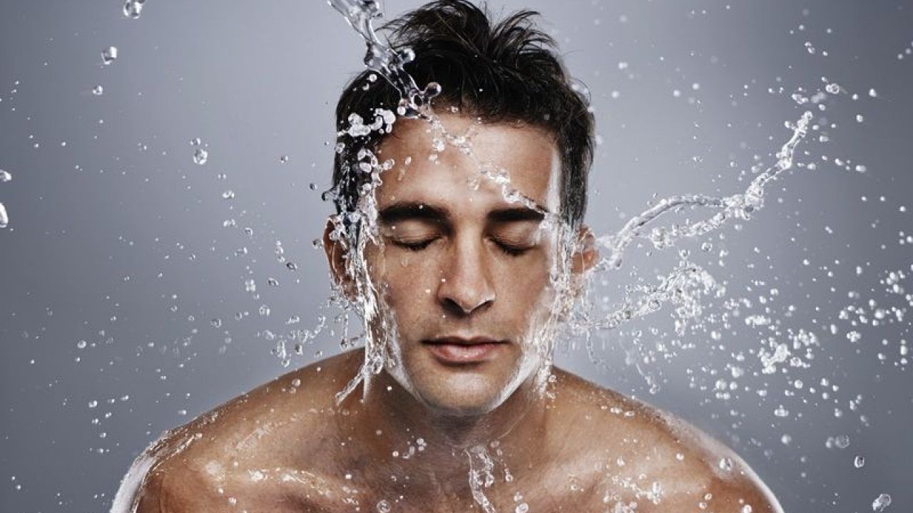 చలి కాలంలో ఈ సింపుల్ టిప్ప్ ఉపయోగిస్తే చర్మాన్ని ఆరోగ్యంగా ఉంచు కోవచ్చు. శీతా కాలంలో చర్మం పొడి బారుతుంది. దీంతో ఎంతో కాస్ట్ లీ అయిన ప్రాడెక్ట్స్ మాయిశ్చ రైజర్స్ ఉపయోగిస్తారు. నిజానికి ఇవి కొనాల్సిన అవసరం లేదు. మరి ఇంట్లోనే ఈజీగా పాటించే టిప్స్ ఏంటో ఇప్పుడు చూద్దాం.