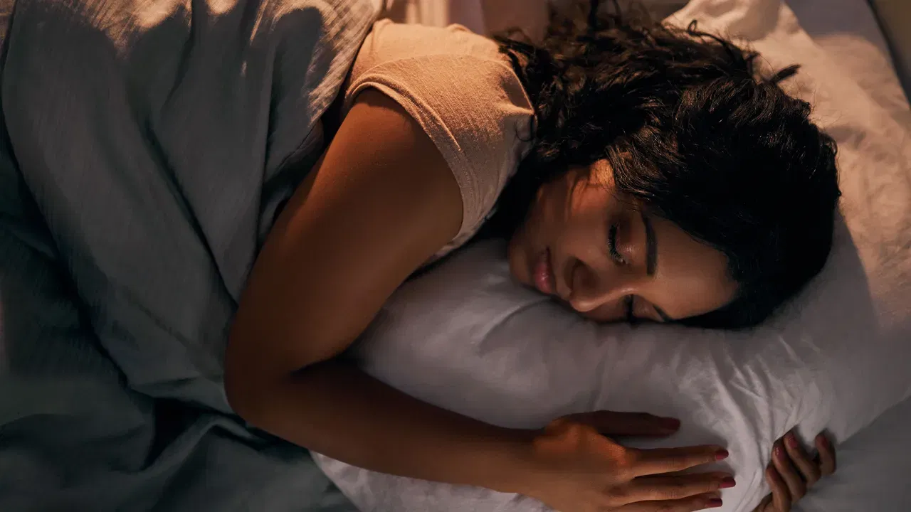 మనిషికి తగినంత విశ్రాంతి అవసరం. ఏ పని చేసినా.. చేయకపోయినా.. సరైన నిద్ర ఉంటేనే మనిషి ఆరోగ్యంగా ఉండగలడు. ఒక్క రోజు సరిగ్గా నిద్ర లేకపోయినా.. దాని ఒత్తిడి మనిషి ఆరోగ్యంపై పడుతుంది. దీని వల్ల తల నొప్పి, వికారం, వాంతులు, జీర్ణ సమస్యలు ఇలా చాలా రకాల సమస్యలు తలెత్తుతాయి. ఈ విషయం అటు ఉంచితే.. నిద్రపోయాక శరీరంలో కొన్ని రకాల వింతలు జరుగుతాయన్న విషయం మీకు తెలుసా?
