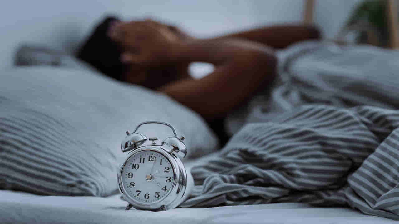 Sleep: అర్థరాత్రి ఉన్నట్లుండి మెలకువా వస్తోందా.? అయితే ఈ తప్పులు అస్సలు చేయకండి..