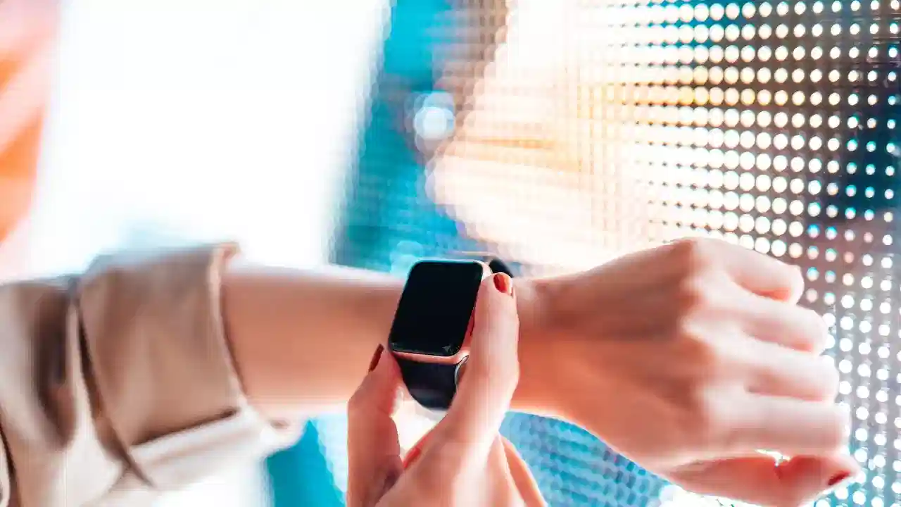 Smart Watch Side Effects: స్మార్ట్ వాచ్ ఉపయోగిస్తున్నారా.. దీంతో ఎంత ప్రమాదమో తెలుసా?