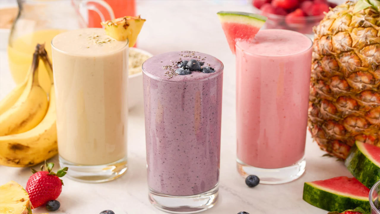 ప్రతిరోజూ ఉదయం బ్రేక్‌ ఫాస్ట్‌ తయారు చేయడానికి సమయం ఉండదు. అలాంటప్పుడు సులువుగా స్మూతీస్‌ చేసుకోవచ్చు. ఇది త్వరగా తయారవడమేకాకుండా ఆరోగ్యానికి కూడా మేలు చేస్తుంది. పండ్లు, కూరగాయలు, పెరుగు, పాలతో స్మూతీలను సులభంగా తయారు చేయవచ్చు. చాలామంది ఓట్ మీల్ స్మూతీస్ కూడా తాగుతారు. ఇది కడుపుని కూడా నింపుతుంది. శరీరానికి పోషకాల కొరత రానివ్వదు. శీతాకాలంలో స్మూతీస్ చేయడానికి పండ్లు, కూరగాయలు, పెరుగుతో ఈ కింది ప్రత్యేక పదార్ధాలు కూడా స్మూతీలలో కలిపారంటే ఆరోగ్యాన్ని కాపాడుకోవచ్చు.