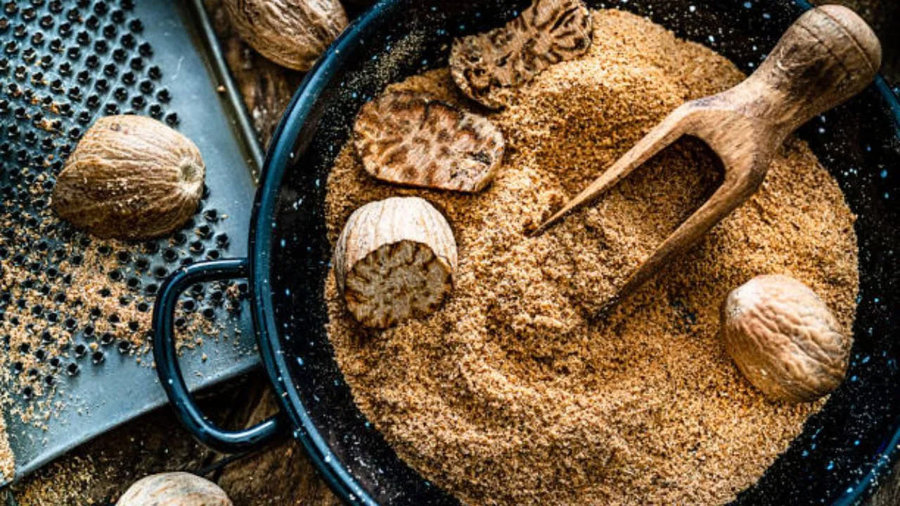 రుచి కోసం స్మూతీలో తేనెను జోడించవచ్చు. ఇది ఆరోగ్యానికి కూడా మేలు చేస్తుంది. శరీరాన్ని వెచ్చగా ఉంచడమే కాకుండా, తేనెలోని యాంటీఆక్సిడెంట్, యాంటీ బ్యాక్టీరియల్ లక్షణాలు జలుబు, దగ్గు నుంచి ఉపశమనం కలిగిస్తాయి. స్మూతీలో చిటికెడు జాజికాయ పొడిని కలుపుకోవచ్చు. ఈ మసాలాలో యాంటీఆక్సిడెంట్, యాంటీ ఇన్ఫ్లమేటరీ లక్షణాలు ఉంటాయి. ఇందులో మాంగనీస్ వంటి పోషకాలు కూడా ఉంటాయి. అందువల్లనే ఇది ఆరోగ్యానికి మేలు చేస్తుంది.