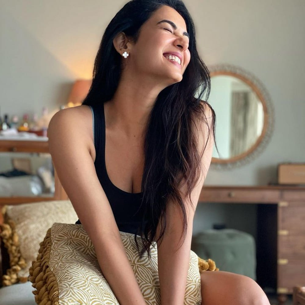 ఆతర్వాత వరుసగా సినిమాలు చేసింది. రైన్బో అనే సినిమాతో టాలీవుడ్ కు పరిచయం అయ్యింది ఈ భామ. ఆతర్వాత ఇక్కడ అవకాశాలు అందుకుంది.