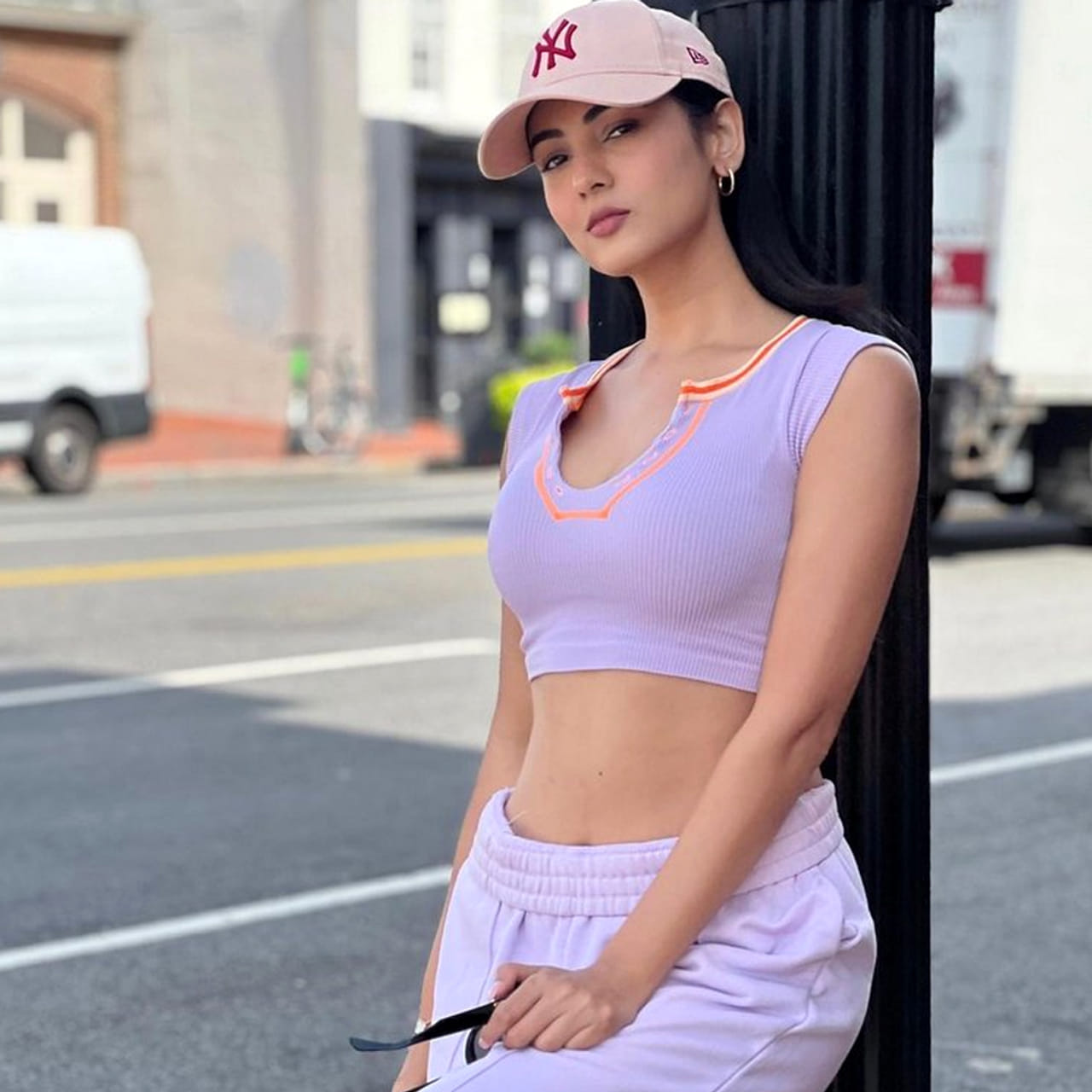 సోనాల్ చౌహాన్.. ఈ ముద్దుగుమ్మ గురించి ప్రత్యేకంగా చెప్పాల్సిన అవసరం లేదు. ఈ చిన్నది హిమేష్ రేషమ్మియా యొక్క ఆల్బమ్ ఆప్ కా సురోర్లో తెరపై కనిపించింది.