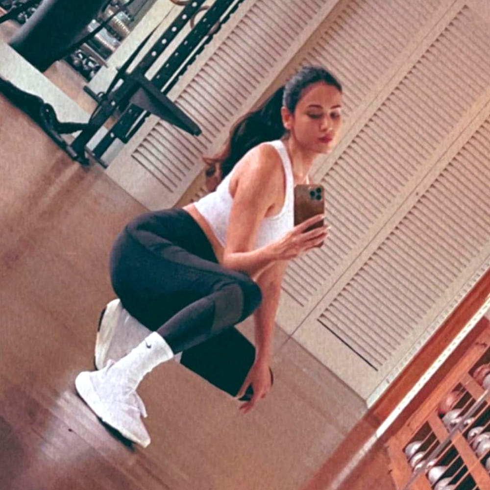 చెలువయే నిన్ను నోడలు అనే సినిమాతో కన్నడ భాషలోనూ నటించి మెప్పించింది. బాలకృష్ణ హీరోగా నటించిన లెజెండ్ సినిమాతో మంచి గుర్తింపు తెచ్చుకుంది.